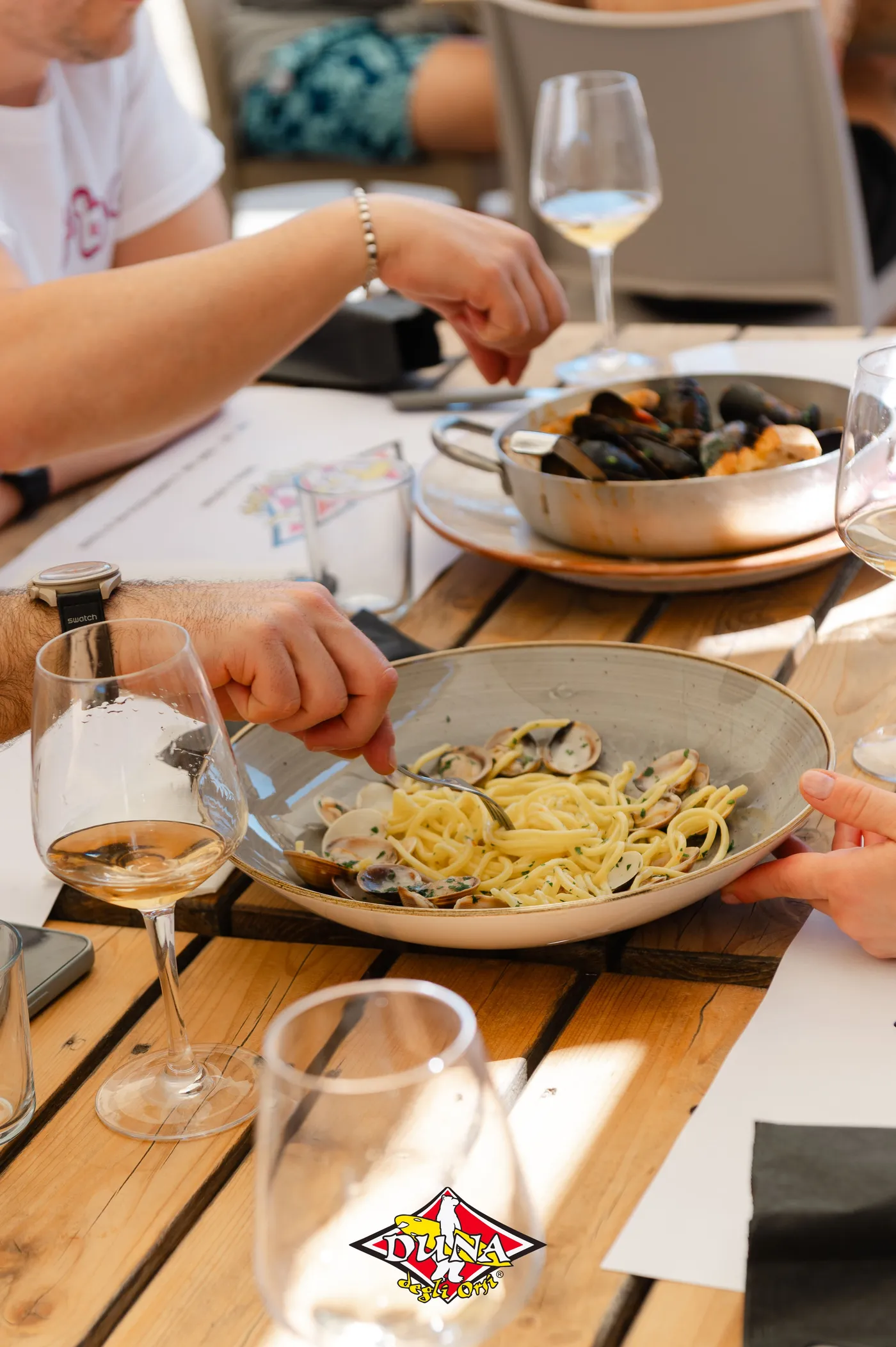 Spaghetti alle vongole e cozze in tavola al ristorante
